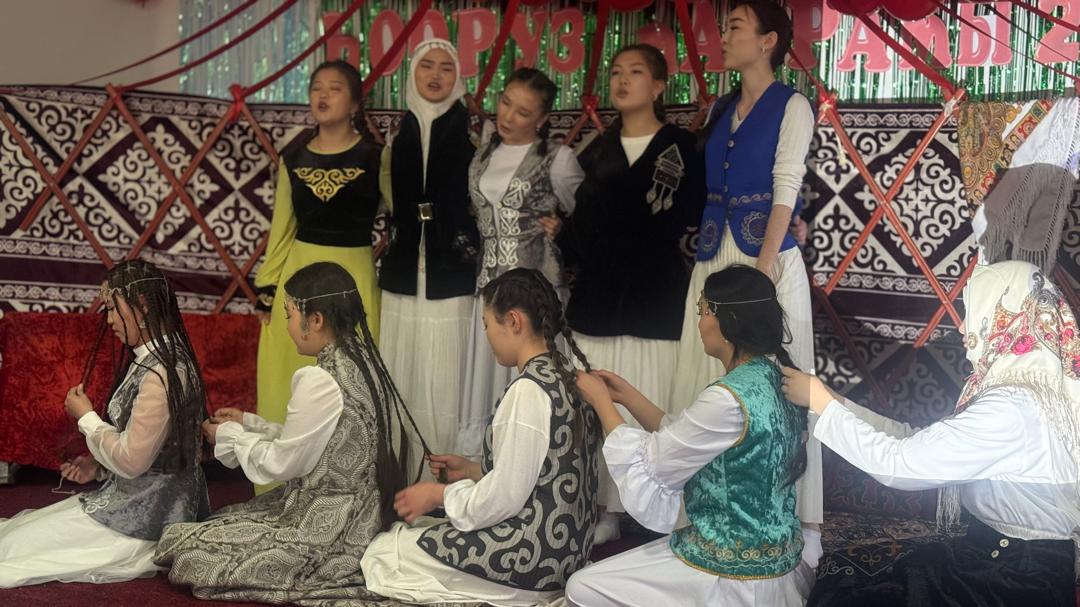 Традиционный обычай заплетания кос на празднике Нооруз